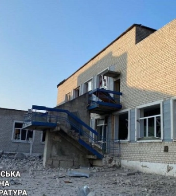 В Ізюмі внаслідок нічної атаки росіян пошкоджено гімназію. Охоронець дістав поранення