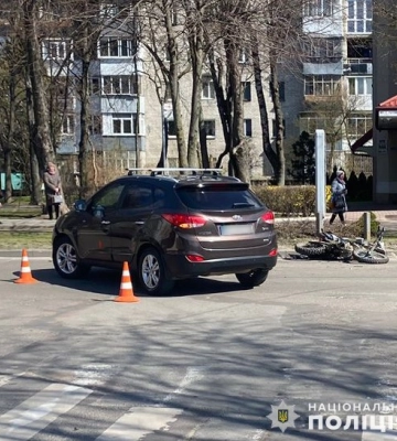 У Львові на перехресті не розминулися авто з мотоциклом