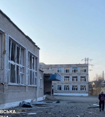 В Ізюмі дрони РФ поцілили по гімназії, є поранений