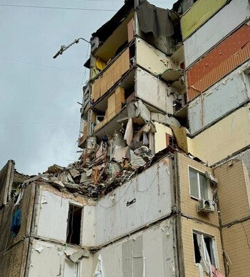 В Одесі почали розбирати частину багатоповерхівки, у котру влучив російський БпЛА