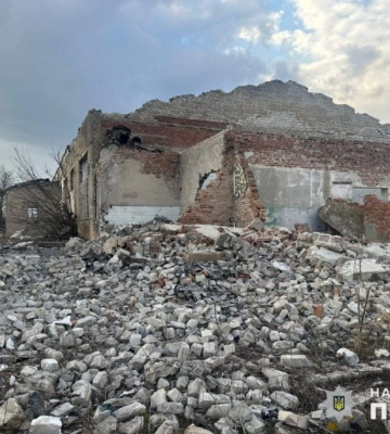 Армія РФ на Новомихайлівку скинули авіабомбу, а Лиман атакували ракетою — поліція