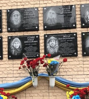 В Кривом Роге открыли мемориальные доски в честь восьми погибших защитников