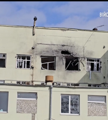 Унаслідок ворожого обстрілу Херсона пошкоджено офісну будівлю (відео)
