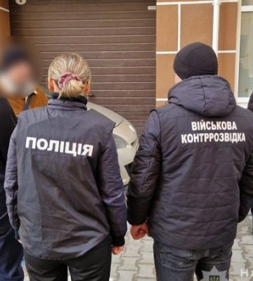 10 тисяч доларів за непридатність до служби: на Хмельниччині затримали працівника ТЦК та лікаря-стоматолога