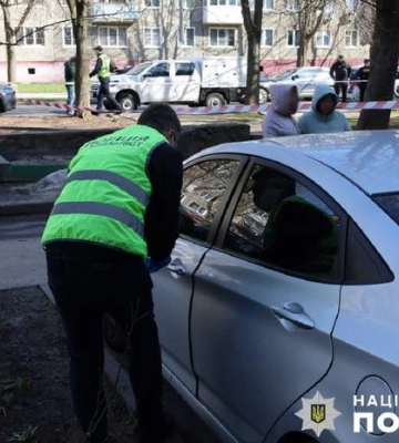 Во дворе Житомира произошла стрельба: в машине нашли раненого мужчину