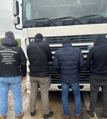 Фура із &quot;сюрпризом&quot;: затримали далекобійника, який перевозив нелегалів через кордон