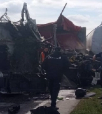 Біля Любашівки зіштовхнулися вантажівки, рух по трасі Київ-Одеса ускладнений