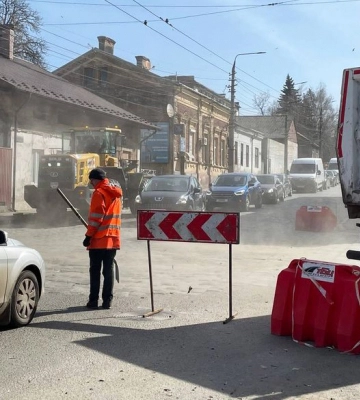 Через капітальний ремонт у Чернівцях обмежили проїзд на частині вулиці Руської
