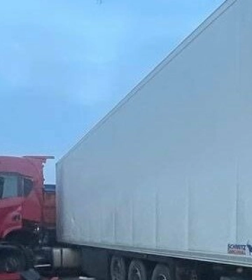 Автотроща за участі вантажівок. Рятувальники ножицями вирізали водія «КамАЗу»