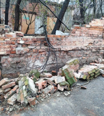 Місто сиплеться. На вулиці Зеленій у Чернівцях обвалився цегляний паркан