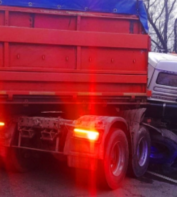 Автотроща за участі вантажівок. Рятувальники ножицями вирізали водія «КамАЗу»