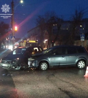 Водій у Кропивницькому проігнорував сигнал світлофора та спричинив ДТП 