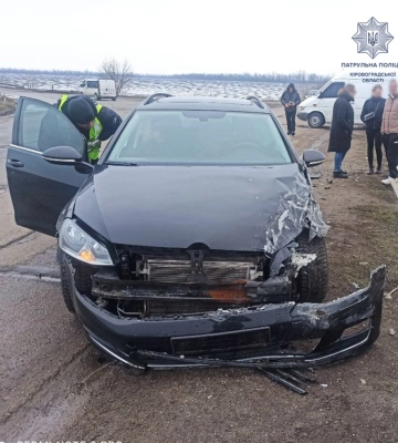 Неподалік Кропивницького зіткнулися Volkswagen та Mercedes (ФОТОФАКТ)