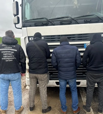 Далекобійник з Миколаївщини перевозив нелегалів через кордон у ящику для білизни