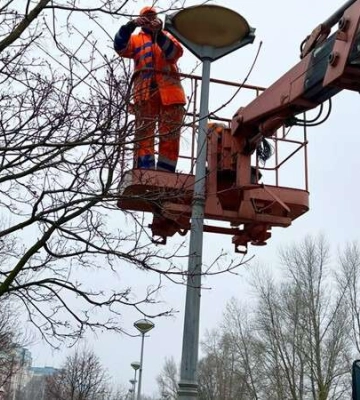 Дніпровські комунальники продовжують наводити лад у місті, фарбують стійки світильників, миють ліхтарі: де проводять роботи