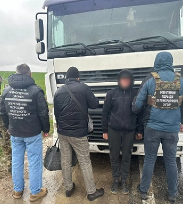 Далекобійник з Миколаївщини перевозив нелегалів через кордон у ящику для білизни