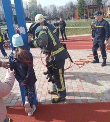 У Нововолинську рятували дитину на спортмайданчику