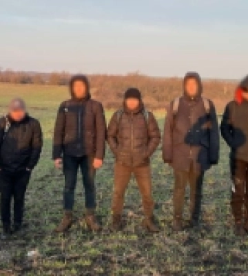 На Одещині прикордонники з попереджувальними пострілами зупинили утікачів та їх переправника