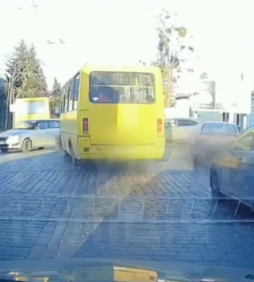 У Львові водій маршрутки порушив ПДР. На нього винесли постанову