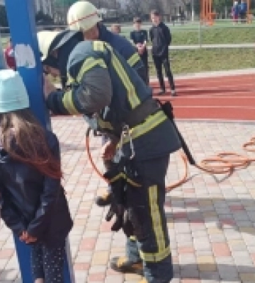На Волині дівчинка застрягла ногою у стійці баскетбольного кільця