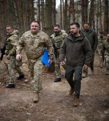 Зеленский совершил визит в Сумскую область. Президент посетил в госпитале раненых военных и расположение 117-й ОБр теробороны. Видео