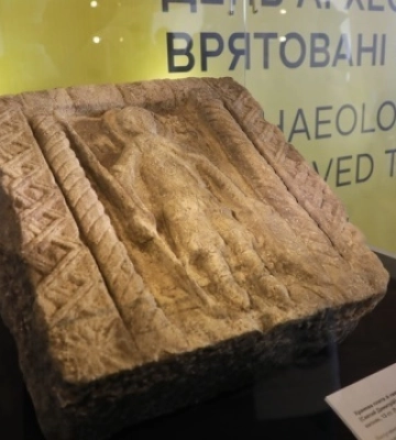 Спасенная от нелегальной продажи плита времен Киевской Руси стала экспонатом Национального музея истории