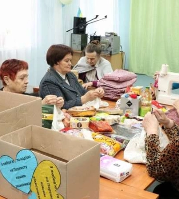 Бабусі для ЗСУ! У Дніпрі літні підопічні міського терцентру активно допомагають нашим оборонцям
