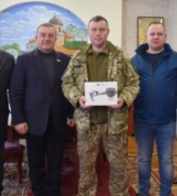 Дубенська громада передала квадрокоптер військовим