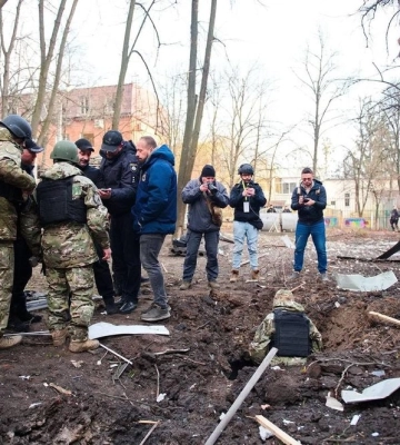 Кидають бомби на мирні квартали і цивільних: у поліції показали перші хвилини після удару рф по Харкову