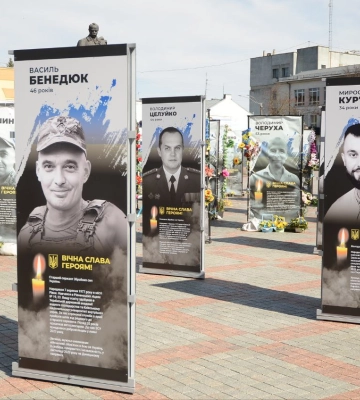 На Майдані Незалежності в Рівному встановлюють нові пам&#039;ятні портрети полеглих на війні Героїв (ВІДЕО)