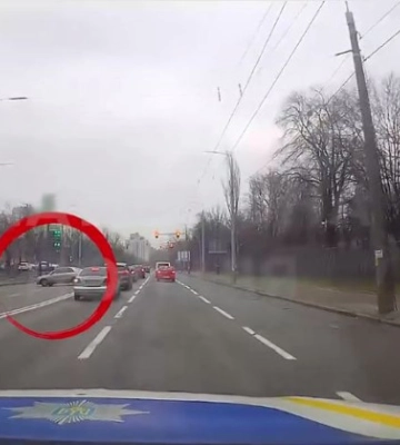 Перетнув подвійну суцільну смугу на очах у поліції: як у Києві покарали порушника, відео