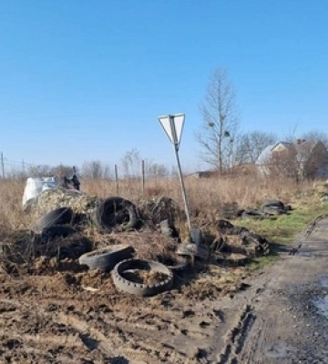 Вивезли шини і сміття: біля Луцька прибрали колишній блокпост 