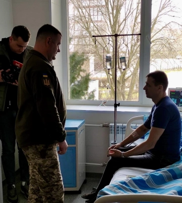 Працівник волинського ТЦК, якого вдарили ножем, – ще у лікарні