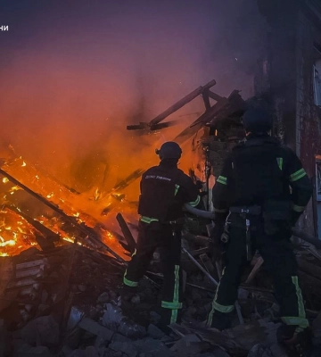 На Донеччині рятувальники декілька годин ліквідовували пожежу внаслідок російського обстрілу