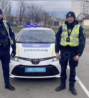 Миколаївські патрульні супроводили батька з дитиною до лікарні