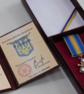 Вдові загиблого воїна з Одещини вручили державну нагороду