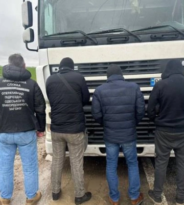 Прикордонники затримали далекобійника з Миколаївщини, який перевозив нелегалів через кордон: «Їхали у ящику для білизни»