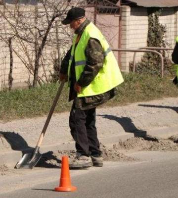 Велике прибирання: комунальники Дніпра активно очищають дороги після зими