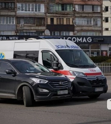 В Кривом Роге произошло ДТП с участием автомобиля и скорой помощи
