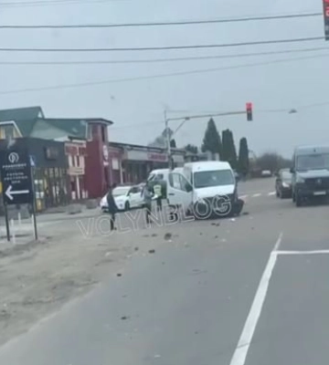 У Луцькому районі зіткнулися бус та вантажівка. Відео