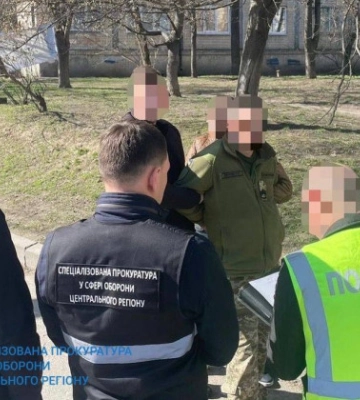 «Помощь» с военным учетом автомобилей за $900: работника Киевского ТЦК задержали на взятке