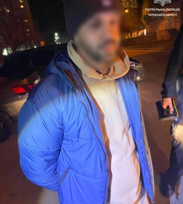 У Черкасах нетверезий водій врізався у припарковане авто (ФОТО)