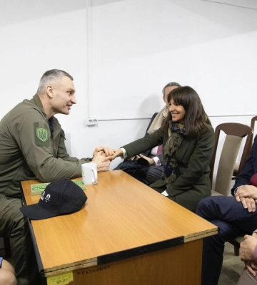 До Києва прибула мер Парижа