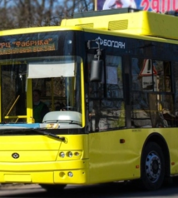 У Херсоні внаслідок обстрілу зупинився електротранспорт
