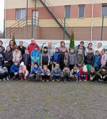 У Рахові з працівниками КБЗ відбулася весняна толока на шкільному подвір'ї
