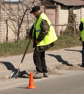 500 комунальників, 70 одиниць спецтехніки: комунальники Дніпра щодня прибирають місто від сміття та залишків протиожеледної суміші