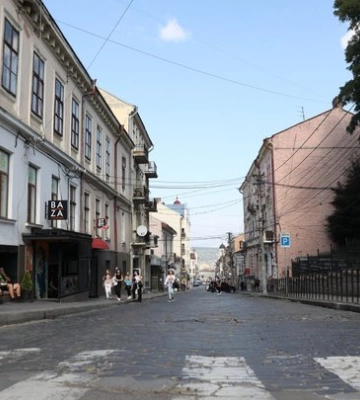 Голосували 4 рази: депутати не підтримали розгляд петиції про скасування тендеру на ремонт Заньковецької у Чернівцях