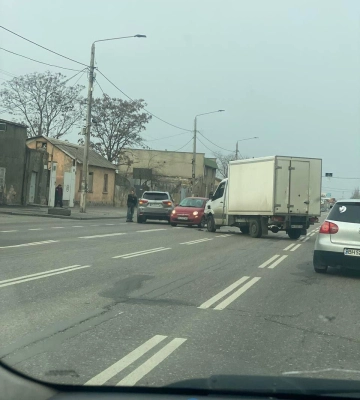Одеса: на Миколаївській дорозі зіткнулися три авто