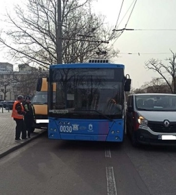У Миколаєві учбовий тролейбус врізався у дві автівки