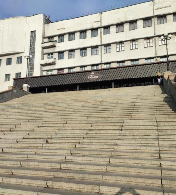 У Харкові взялися за ремонт сходинок на Університетській гірці 